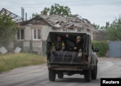 Украинские солдаты едут возле украинско-российской границы в городе Волчанске Харьковской области, 5 июня 2023 года