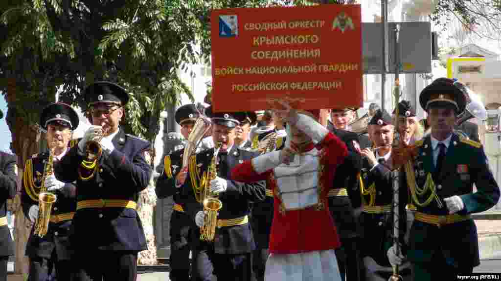 Парад оркестров &ndash; третья часть Всероссийского фестиваля военных оркестров Росгвардии &laquo;Всегда на страже&raquo;. Согласно сценарию праздника, музыканты прошли до здания администрации