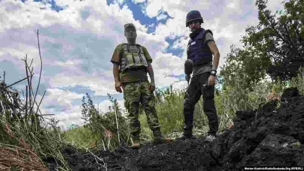 Так выглядит воронка от снаряда на рыхлой земле Луганщины