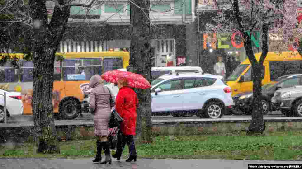 Тим часом у Сімферополі 23 березня пішов сніг. Днем раніше в місті переважала сонячна погода, термометр показував 15&deg;C. Згодом температура опустилася до 3&deg;C, а в другій половині дня в місті почав падати сніг