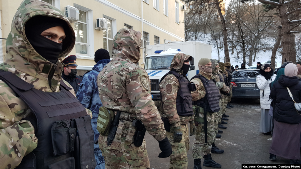 Силовики дежурят у здания суда. Несмотря на то, что заседание проходило в открытом режиме, родственников фигурантов в зал суда не допустили