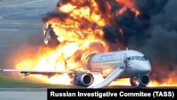 Пассажирский самолет компании "Аэрофлот" SSJ 100 после посадки в аэропорту Шереметьево, 5 мая 2019