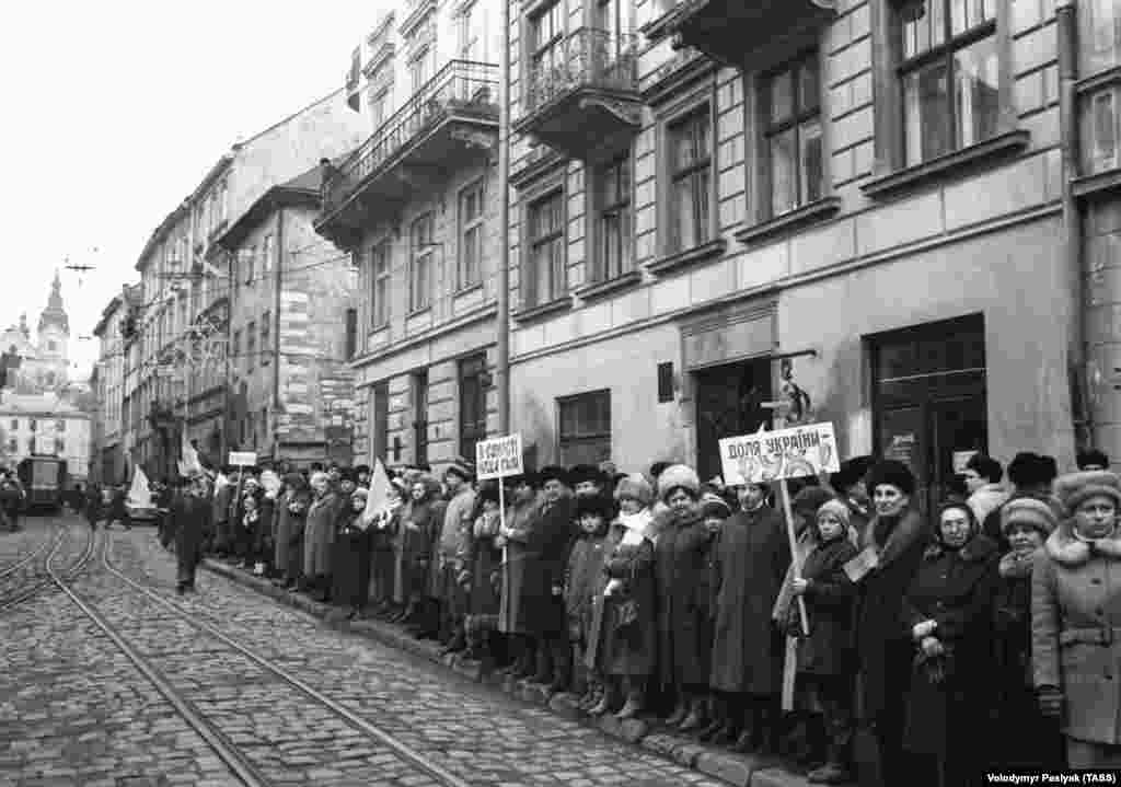 Львів.&nbsp;Акцію &laquo;Українська хвиля&raquo; організував Народний Рух України, виконавчий орган якого &ndash; Секретаріат &ndash; очолював колишній політв&rsquo;язень Михайло Горинь