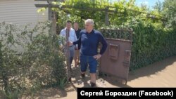 Глава Крыма Сергей Аксенов в затопленном дворе Керчи во время наводнения 18 июня 2021 года