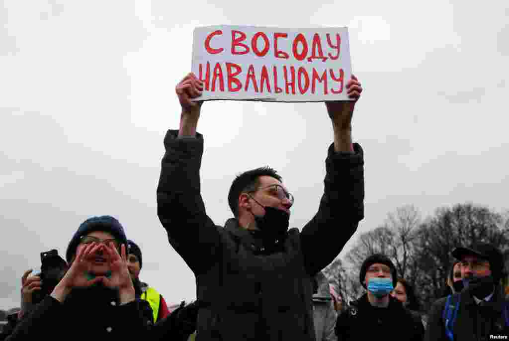 Протестувальники в Санкт-Петербурзі. Протести в Санкт-Петербурзі також були численними, але поліція поводилася зовсім інакше. Затриманих валили на землю, били електрошокерами, наносили удари