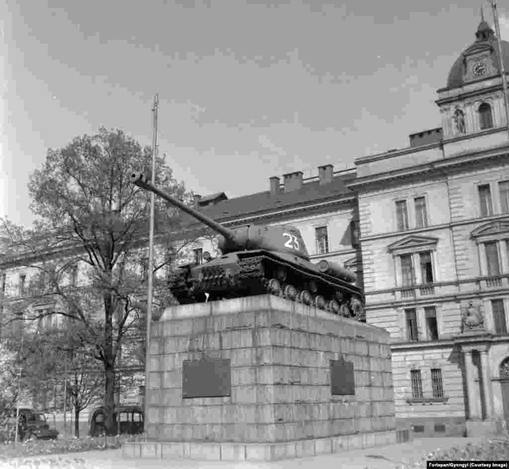 Памятник советским танкистам в Праге сфотографирован в 1961 году. В апреле 1991 года известный чешский художник Давид Черни покрасил танк в розовый цвет, а в июне того же года его убрали